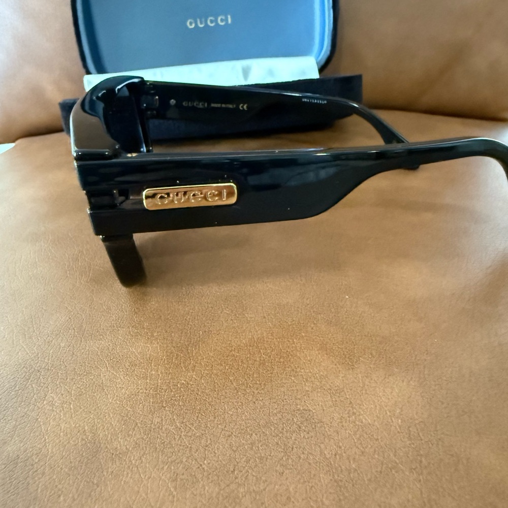 Gucci Dark-Tinted Black Sunglasses in pristine condition - Picture 3 of 4